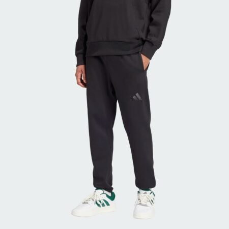 Adidas vyriškos sportinės juodos kelnės Essentials All SZN Fleece IX1246 su kūginiu kirpimu, elastingu juosmeniu ir kišenėmis – tinkamos sportui ir laisvalaikiui.