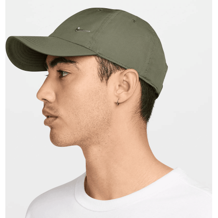 Nike žalia Dri-FIT kepurė su snapeliu ir metaliniu logotipu FB5372-222 – kvėpuojanti, reguliuojama, su UV apsauga 50+.