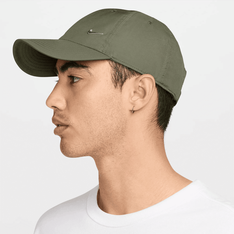 Nike žalia Dri-FIT kepurė su snapeliu ir metaliniu logotipu FB5372-222 – kvėpuojanti, reguliuojama, su UV apsauga 50+.