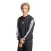 Adidas vyriškas juodas džemperis JE6372 su trimis baltomis juostelėmis ant rankovių, laisvo kirpimo, pagamintas iš French Terry audinio.