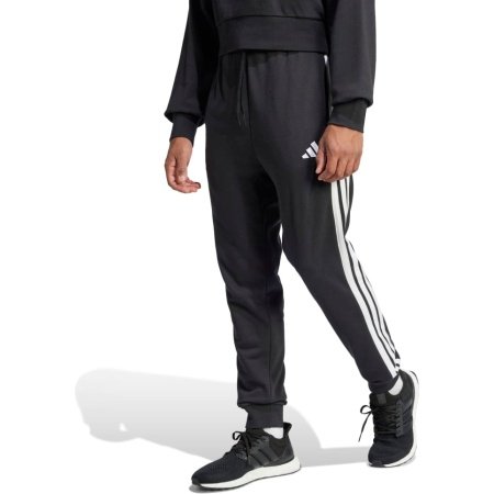 Adidas vyriškos juodos treninginės kelnės JD1881 su baltomis šoninėmis juostelėmis ir siaurėjančiu siluetu.