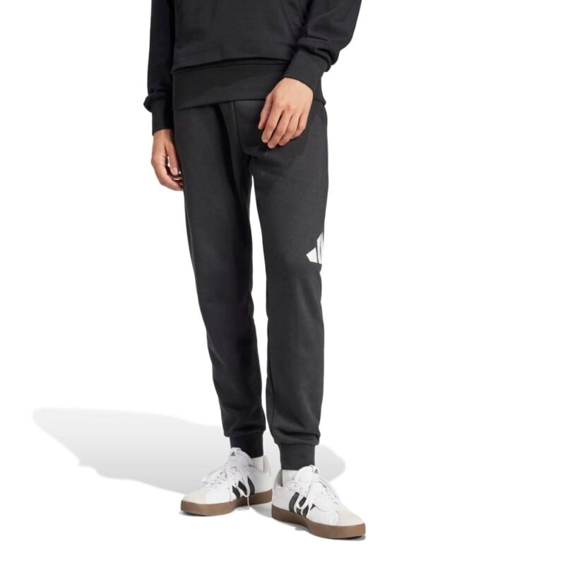 Adidas vyriškos juodos treninginės kelnės Essentials Big Logo IN6163 su baltu logotipu, siaurėjančiomis klešnėmis ir French Terry audiniu.