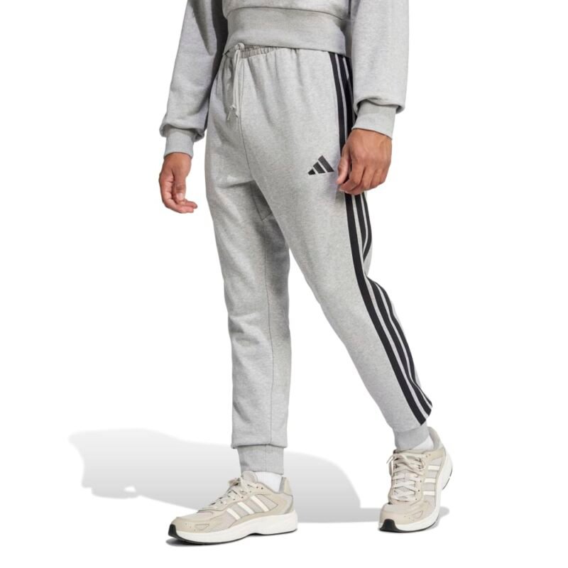 Adidas pilkos vyriškos treninginės kelnės Essentials JE6346 su juodomis trimis juostelėmis ir siaurėjančiomis klešnėmis.