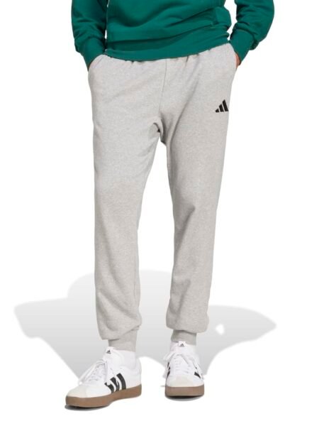 Adidas pilkos vyriškos treninginės kelnės su juodu logotipu ir siaurėjančiomis klešnimis – modelis JE3855.