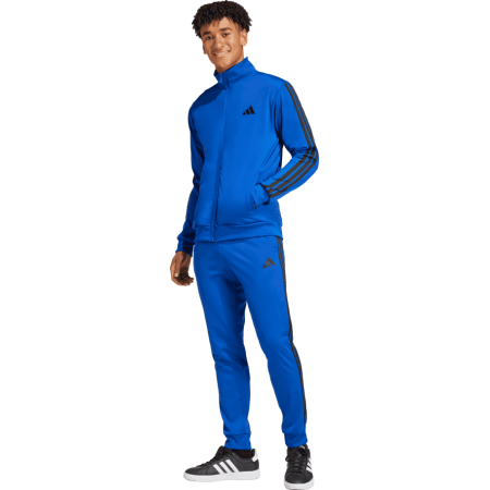 Adidas mėlynas vyriškas sportinis kostiumas Sportswear Basic 3-Stripes Tricot JI8857 su juodomis juostelėmis – klasikinis dizainas iš perdirbto trikotažo audinio.