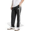Juodos vyriškos sportinės kelnės Adidas 3-Stripes Tricot Regular-Fit JI8802, tiesaus kirpimo, 100% perdirbtas poliesteris, su 3 baltomis juostelėmis.