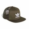 Žalia Adidas Trucker kepurė su baltu Trefoil logotipu ir vėdinamu sieteliu – CD6981 modelis.