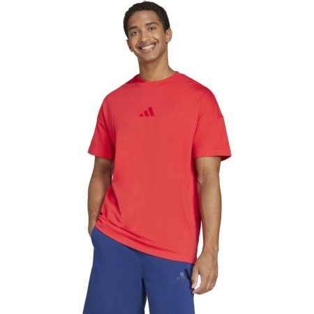 Adidas vyriški raudoni marškinėliai Essentials All Szn Tee JC5346 su trumpomis rankovėmis ir logotipu – patogūs kasdienai.