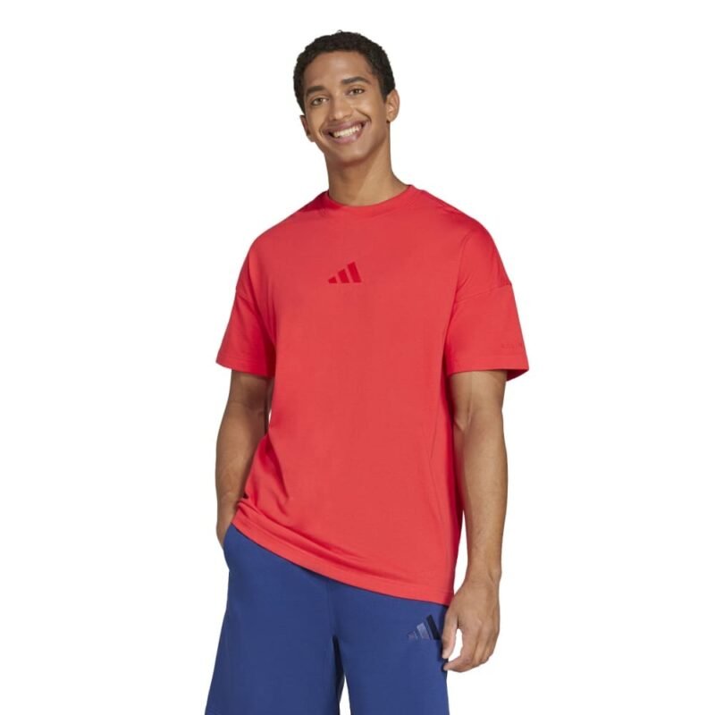 Adidas vyriški raudoni marškinėliai Essentials All Szn Tee JC5346 su trumpomis rankovėmis ir logotipu – patogūs kasdienai.