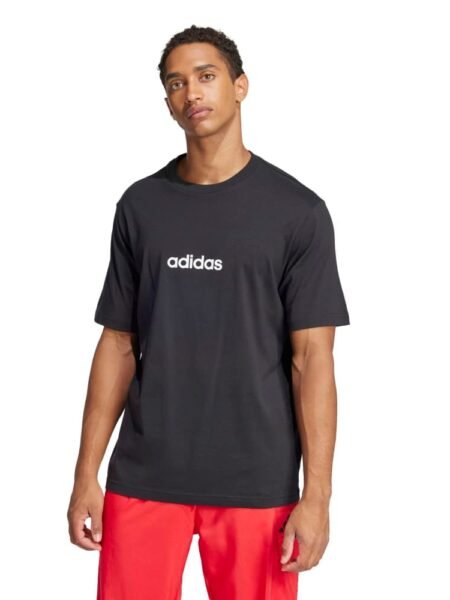 Adidas JE8993 vyriški juodi marškinėliai su baltu logotipu ant krūtinės – sportiški ir kasdieniški.