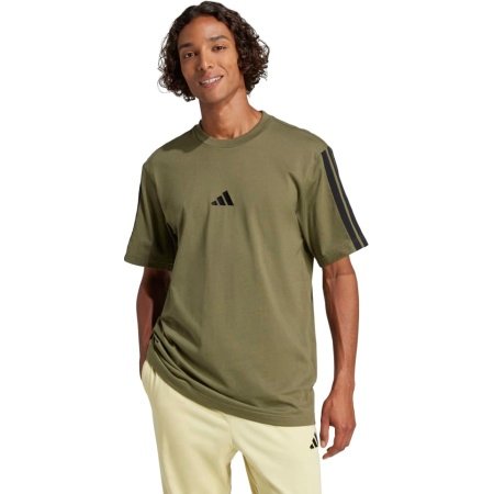 Adidas vyriški žali (chaki) marškinėliai JW1947 su juodomis 3 juostelėmis ant rankovių, pagaminti iš 100 % medvilnės.