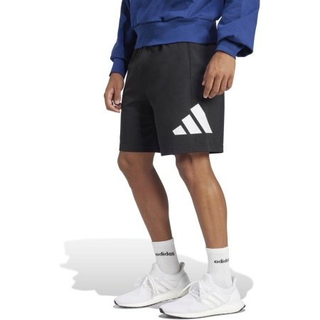Adidas vyriški juodi šortai IS6909 su baltu logotipu ir raišteliu juosmenyje.