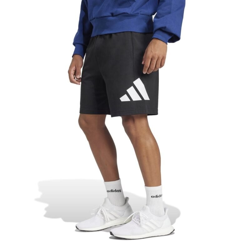 Adidas vyriški juodi šortai IS6909 su baltu logotipu ir raišteliu juosmenyje.