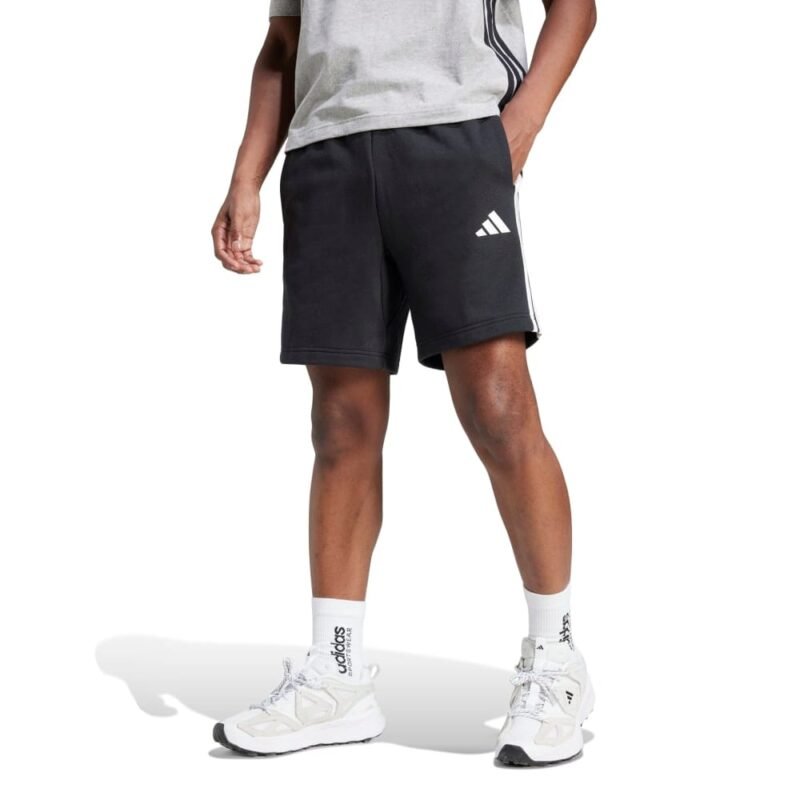 Adidas juodi vyriški šortai su trimis baltomis juostelėmis, modelis JE6414 – sportiniam ir kasdieniam dėvėjimui.