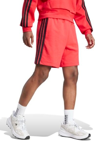 Adidas JE6415 vyriški raudoni šortai su juodomis juostelėmis – sportiniai, French Terry medžiagos, skirti patogiam dėvėjimui.