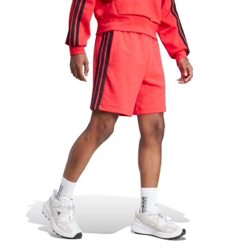 Adidas JE6415 vyriški raudoni šortai su juodomis juostelėmis – sportiniai, French Terry medžiagos, skirti patogiam dėvėjimui.