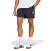 Juodi Adidas vyriški sportiniai šortai IM7850 su baltomis 3 juostelėmis šonuose ir elastingu juosmeniu.