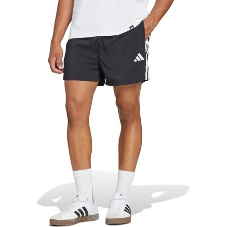 Juodi Adidas vyriški sportiniai šortai IM7850 su baltomis 3 juostelėmis šonuose ir elastingu juosmeniu.