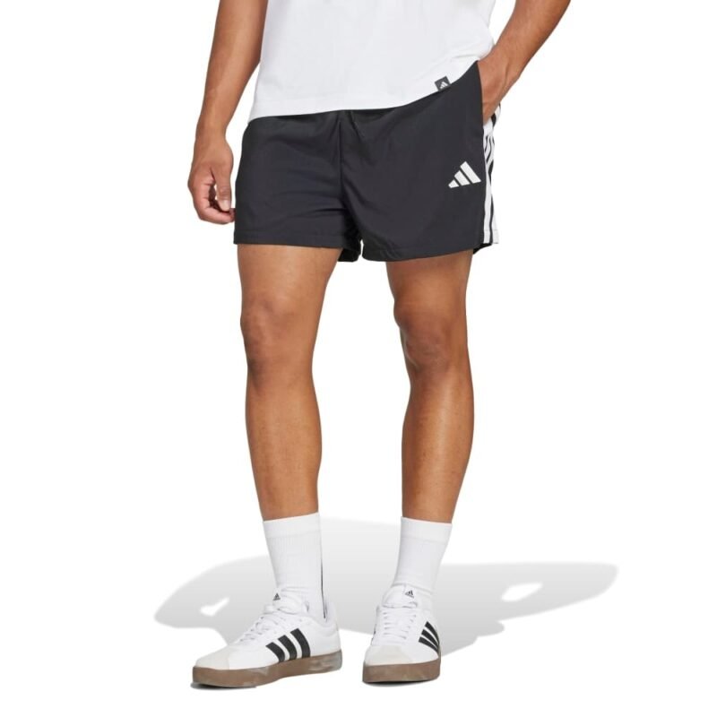 Juodi Adidas vyriški sportiniai šortai IM7850 su baltomis 3 juostelėmis šonuose ir elastingu juosmeniu.