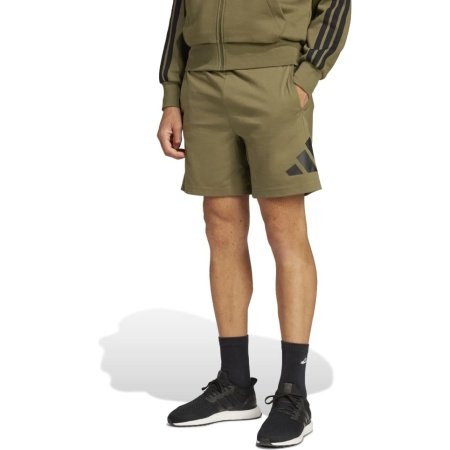 Adidas vyriški žali šortai IN6184 su logotipu šone ir reguliuojamu juosmeniu.