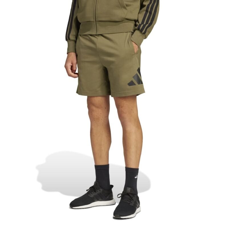 Adidas vyriški žali šortai IN6184 su logotipu šone ir reguliuojamu juosmeniu.
