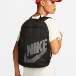 Juoda Nike Elemental kuprinė su dideliu pilku Nike logotipu priekyje, modelis DD0559-013.