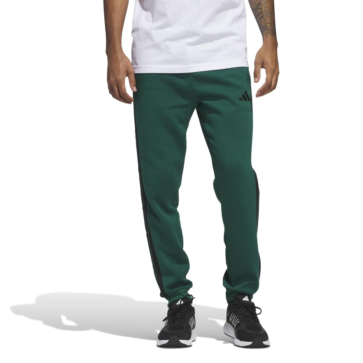 Adidas vyriškos sportinės kelnės Essentials 3-Stripes TC Fleece Pants JD1860 – žalios šiltos fleece kelnės su juodomis juostelėmis.