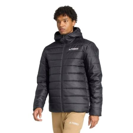 Adidas Terrex Multi Essentials CLIMAWARM Insulated Hooded Jacket KB2183 vyriška juoda striukė su gobtuvu – šilta, atspari vėjui ir vandeniui.