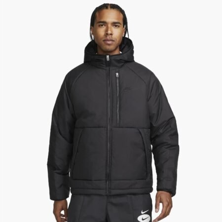 Nike Therma-FIT Legacy Hooded Jacket DD6857-011 vyriška žieminė striukė su gobtuvu juoda – šilta, atspari vėjui ir vandeniui, su fleece pamušalu.