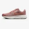 Nike Run Defy HM9593-601 moteriški bėgimo batai – lengvi, kvėpuojantys sportiniai batai pelenu rožės spalvos.