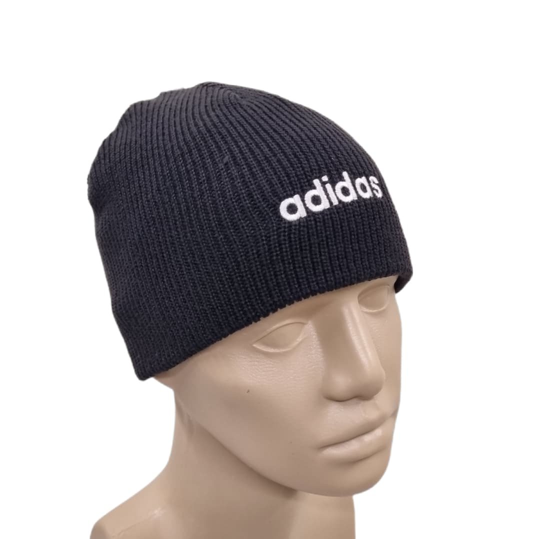 Adidas Kids Beanie JW0335 žieminė kepurė paaugliams be užlenkimo juoda su baltu logotipu