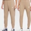 Nike Sportswear Club Fleece Joggers BV2671-247 vyriškos kelnės – šviesiai rudos sportinės kelnės su Fleece pamušalu