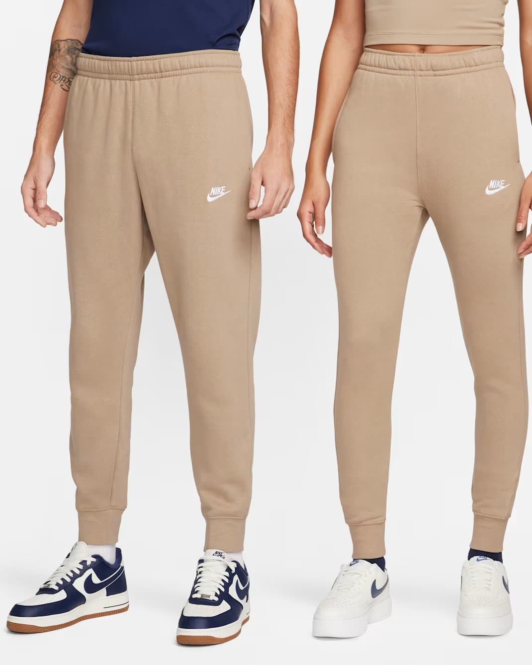 Nike Sportswear Club Fleece Joggers BV2671-247 vyriškos kelnės – šviesiai rudos sportinės kelnės su Fleece pamušalu