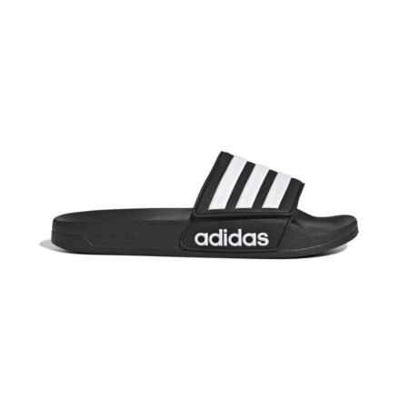 Juodos Adidas Adilette Shower KJ0050 šlepetės su reguliuojamu Velcro lipuku ir trimis baltomis juostelėmis.