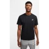Juodi vyriški medvilniniai Nike Sportswear Club marškinėliai AR4997-014 su mažu baltu logotipu ant krūtinės.