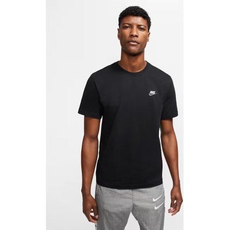 Juodi vyriški medvilniniai Nike Sportswear Club marškinėliai AR4997-014 su mažu baltu logotipu ant krūtinės.