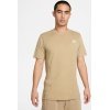 Smėlio spalvos vyriški Nike Sportswear marškinėliai AR4997-297 iš 100 % medvilnės su mažu logotipu ant krūtinės.