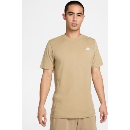 Smėlio spalvos vyriški Nike Sportswear marškinėliai AR4997-297 iš 100 % medvilnės su mažu logotipu ant krūtinės.