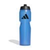 Mėlyna 0.75 L sportinė Adidas Performance Bottle KD2787 gertuvė su tūrio skale ir juodu Adidas logotipu.