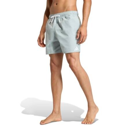 Šviesiai žali dryžuoti Adidas vyriški maudymosi šortai su elastiniu juosmeniu ir „Seersucker“ audinio tekstūra, modelis JZ0590.