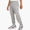 Pilkos vyriškos Nike Club French Terry FN3801-063 sportinės kelnės su siaurėjančiu kirpimu ir elastingais manžetais.