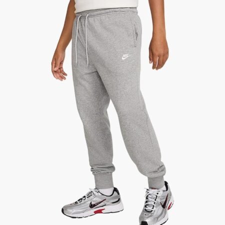 Pilkos vyriškos Nike Club French Terry FN3801-063 sportinės kelnės su siaurėjančiu kirpimu ir elastingais manžetais.