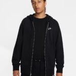 Juodas vyriškas Nike Club džemperis su užtrauktuku ir gobtuvu, modelis FN3884-010.