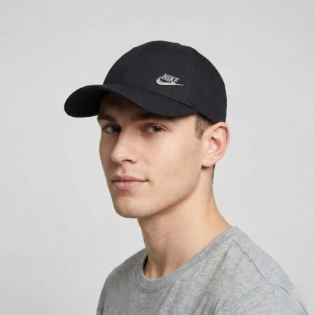 Juoda Nike Dri-FIT Club Structured kepurė su metaliniu logotipu, modelis FB5371-010.