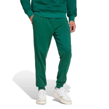 Tamsiai žalios vyriškos Adidas Essentials Feel Cozy treninginės kelnės su manžetais apačioje ir mažu juodu logotipu, modelis JE3858.