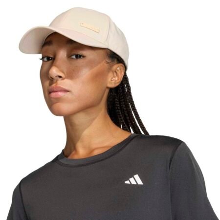 Smėlinė kreminė unisex kepurė su snapeliu beisbolo kepuraitė Adidas Lightweight Metal Badge KE8254.