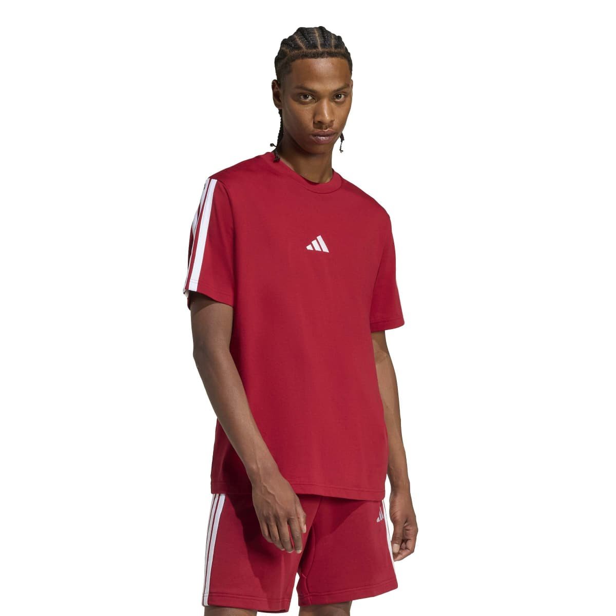 Vyriški tamsiai raudoni (vyšniniai) Adidas Essentials marškinėliai su trimis baltomis juostelėmis ant pečių ir siuvinėtu logotipu, modelis KR2699.