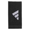 Juodas sportinis Adidas rankšluostis su dideliu baltu logotipu ir trimis juostelėmis, modelis KE7411.