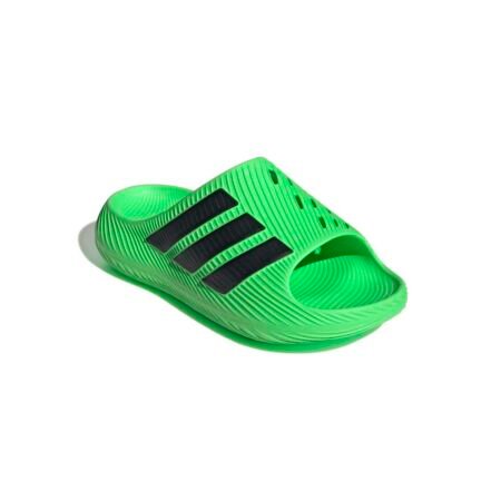 Ryškiai žalios spalvos Adidas Purechill šlepetės su trimis masyviomis juodomis juostelėmis ir perforuotu dirželiu, modelis KI0057.