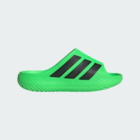 Ryškiai žalios spalvos Adidas Purechill šlepetės su trimis masyviomis juodomis juostelėmis ir perforuotu dirželiu, modelis KI0057.